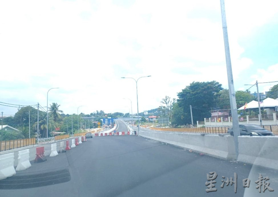 大都会/封面/乌冷路衔接至蕉赖9哩的道路提升和天桥工程已近完工,预计年杪通车