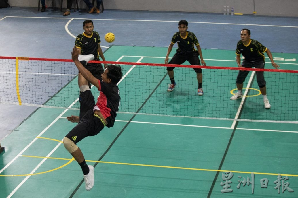  （9月11日刊）星角摄：空中的舞蹈---藤球比赛