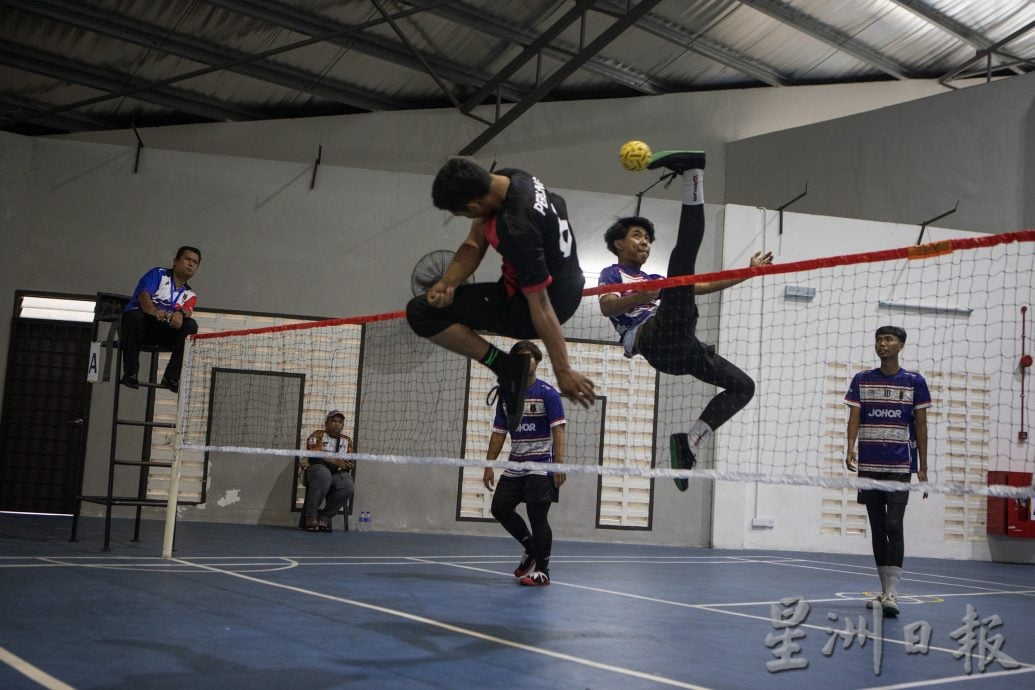  （9月11日刊）星角摄：空中的舞蹈---藤球比赛