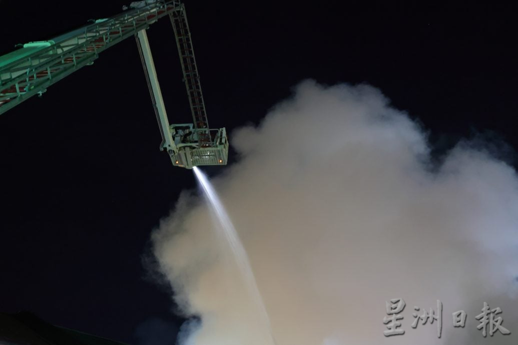 东:(已签发)关丹马哥打路老店屋火灾 广肇会馆百年家具也没了