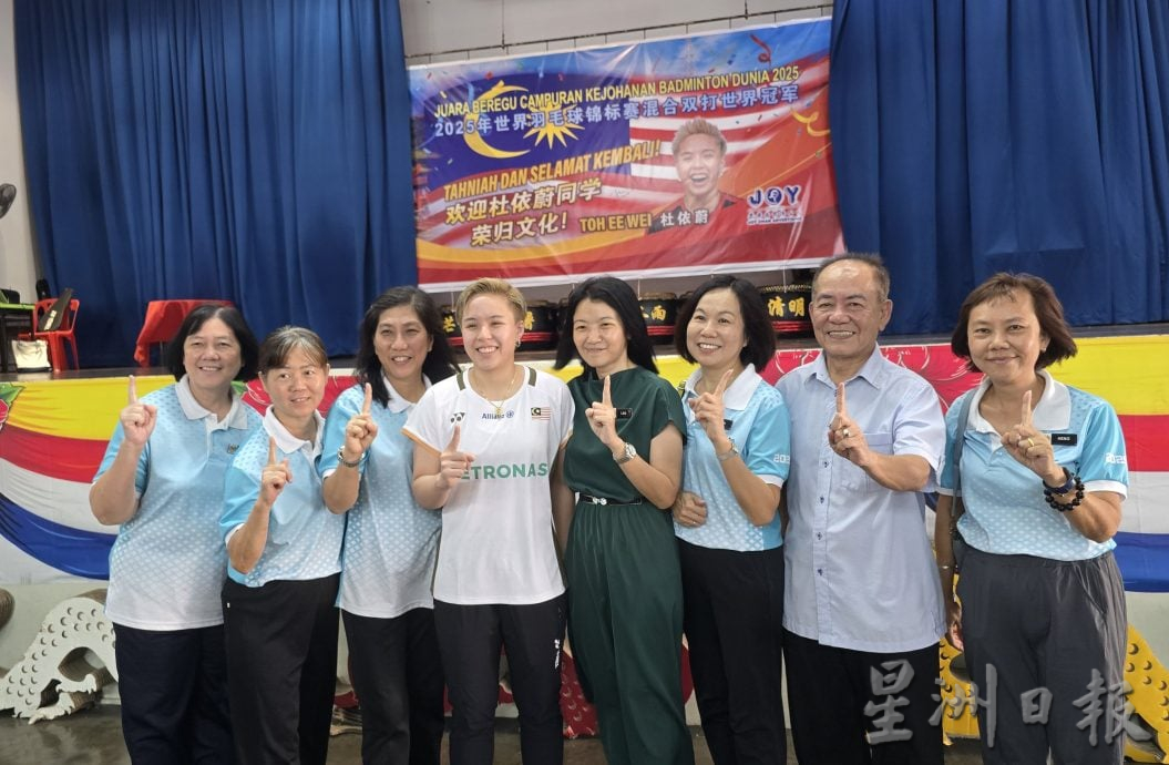 世界羽球锦标赛混双冠军杜依蔚返母校文化小学获英雄式欢迎