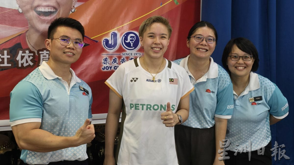 世界羽球锦标赛混双冠军杜依蔚返母校文化小学获英雄式欢迎