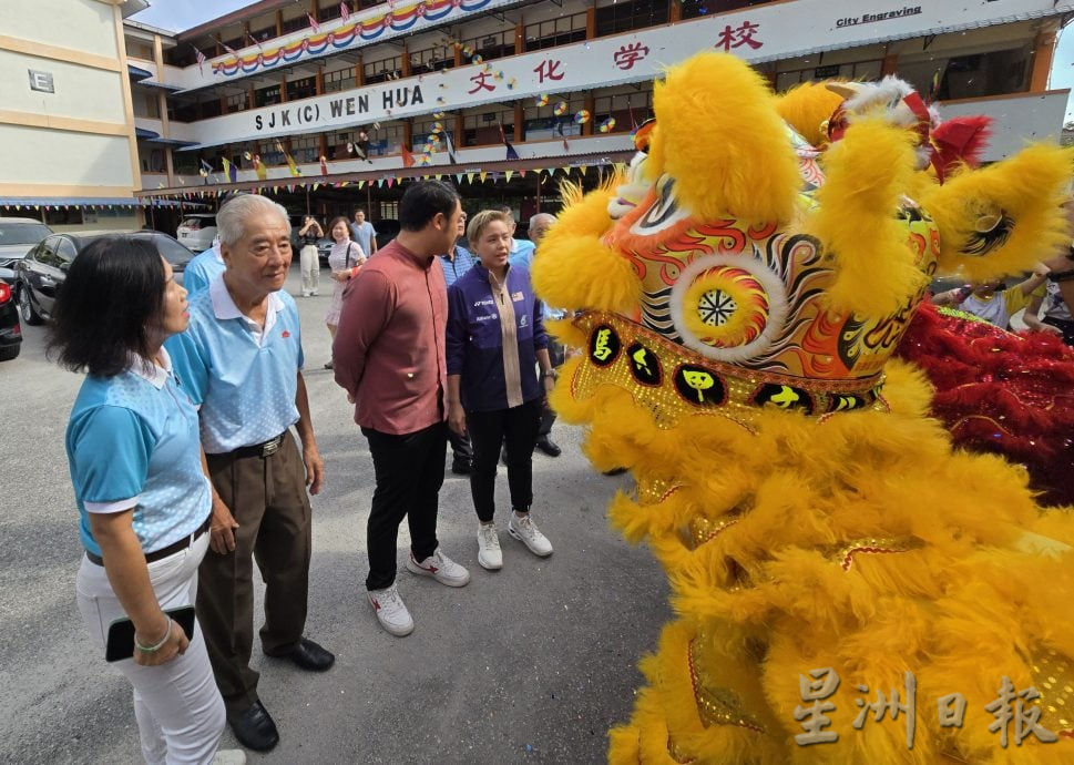 世界羽球锦标赛混双冠军杜依蔚返母校文化小学获英雄式欢迎