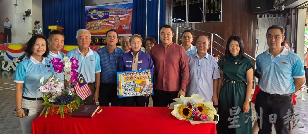 世界羽球锦标赛混双冠军杜依蔚返母校文化小学获英雄式欢迎