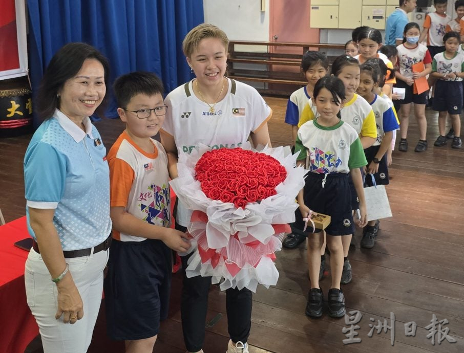 世界羽球锦标赛混双冠军杜依蔚返母校文化小学获英雄式欢迎
