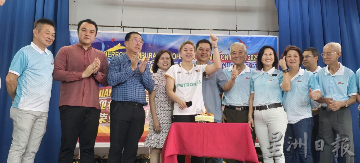 世界羽球锦标赛混双冠军杜依蔚返母校文化小学获英雄式欢迎