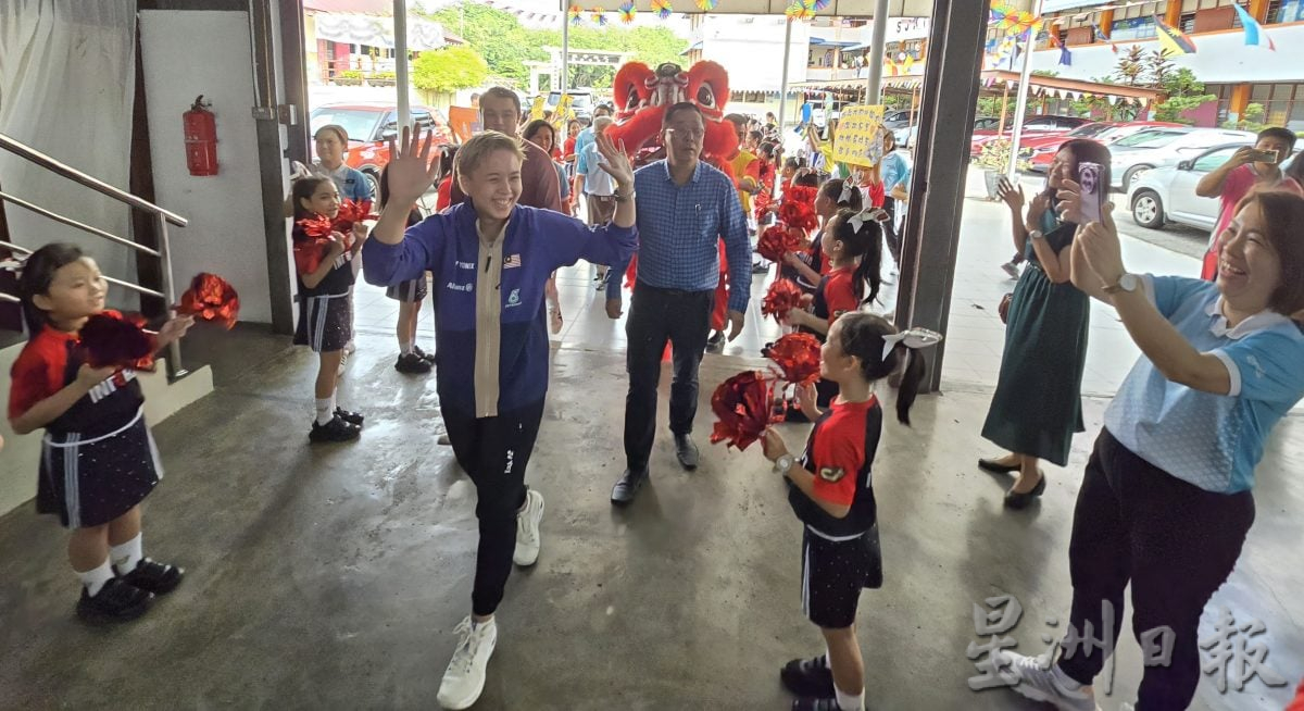 世界羽球锦标赛混双冠军杜依蔚返母校文化小学获英雄式欢迎