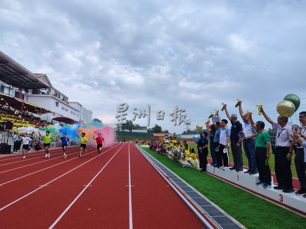 **已签发**柔:头条之一:至达城宽中首届运动会   国际标准操场正式启用