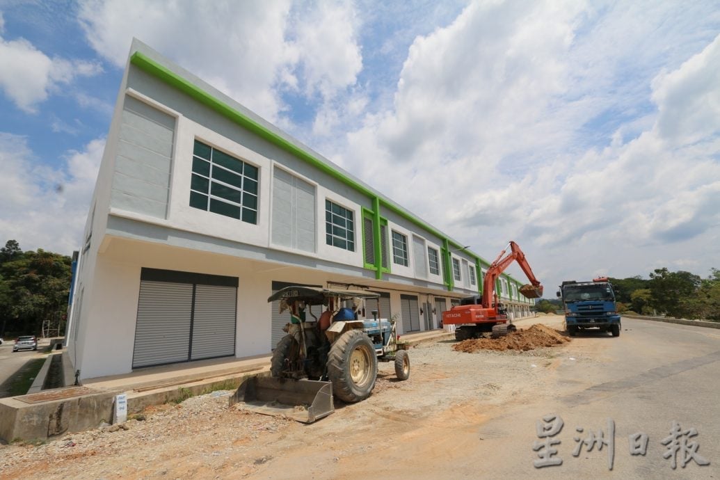 东:(已签发)超市连锁店纷纷迁入,劳勿新商业区欣欣向荣