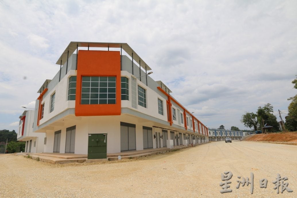 东:(已签发)超市连锁店纷纷迁入,劳勿新商业区欣欣向荣