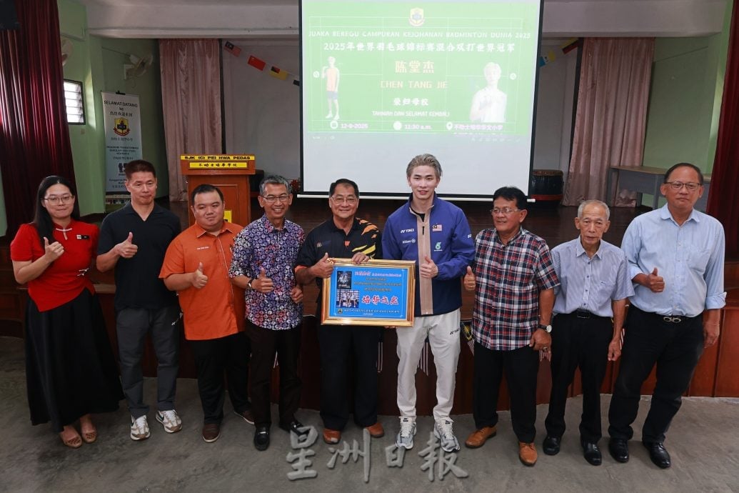 陈堂杰凯旋返母校 老中青粉丝疯狂索签名合照