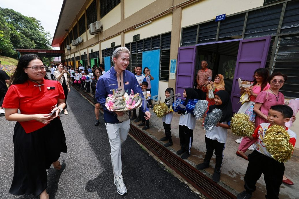 供星洲网/陈堂杰凯旋返母校 老中青粉丝疯狂索签名合照