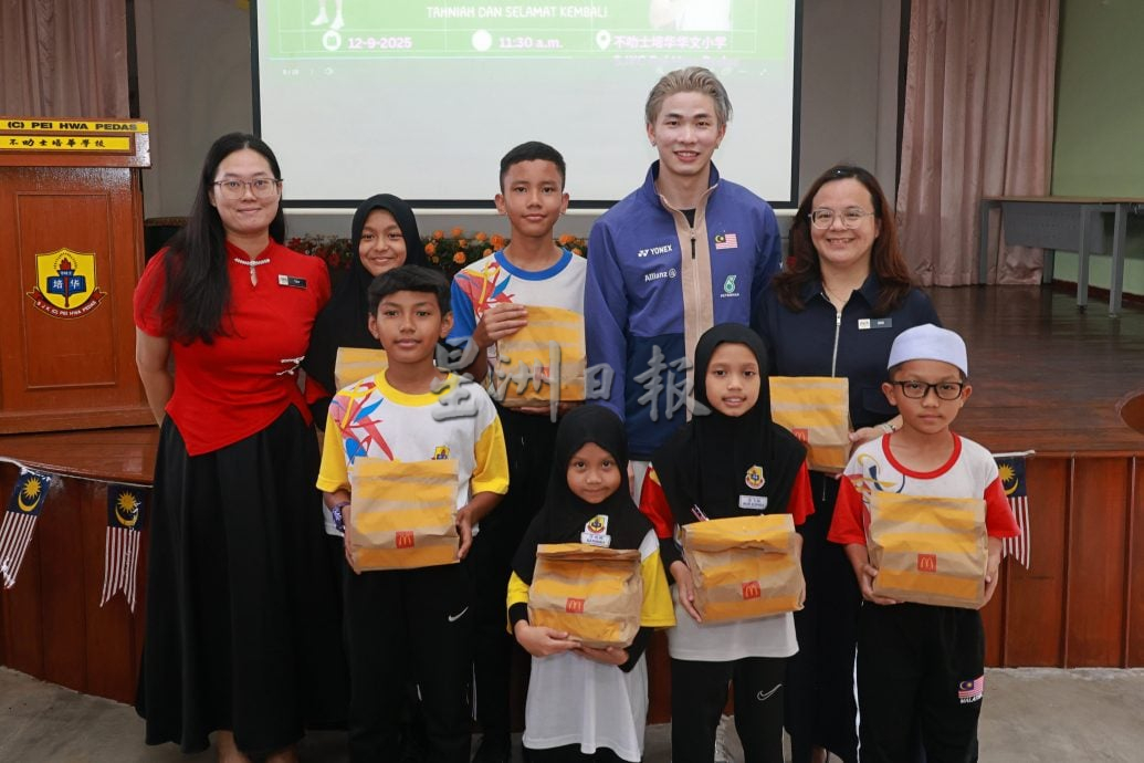 供星洲网/陈堂杰凯旋返母校 老中青粉丝疯狂索签名合照