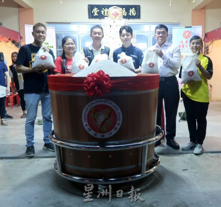 百家米堆小山装大桶   群众索取沾福气