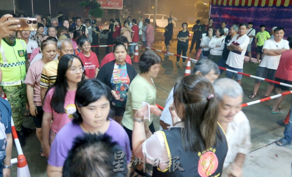 百家米堆小山装大桶   群众索取沾福气