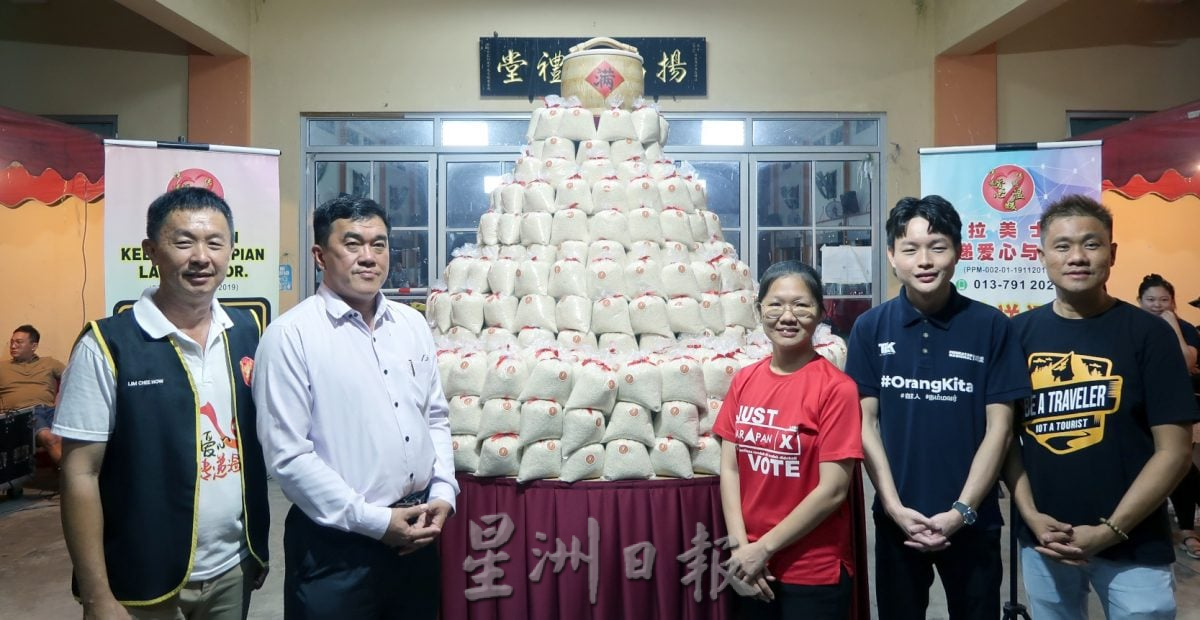 百家米堆小山装大桶   群众索取沾福气