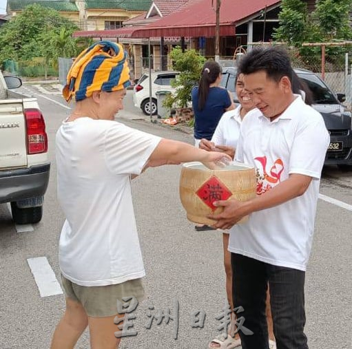 百家米堆小山装大桶   群众索取沾福气
