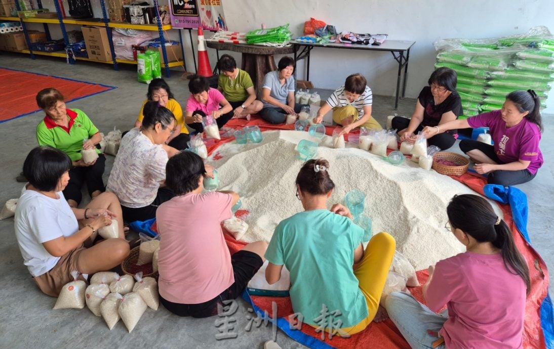 百家米堆小山装大桶   群众索取沾福气