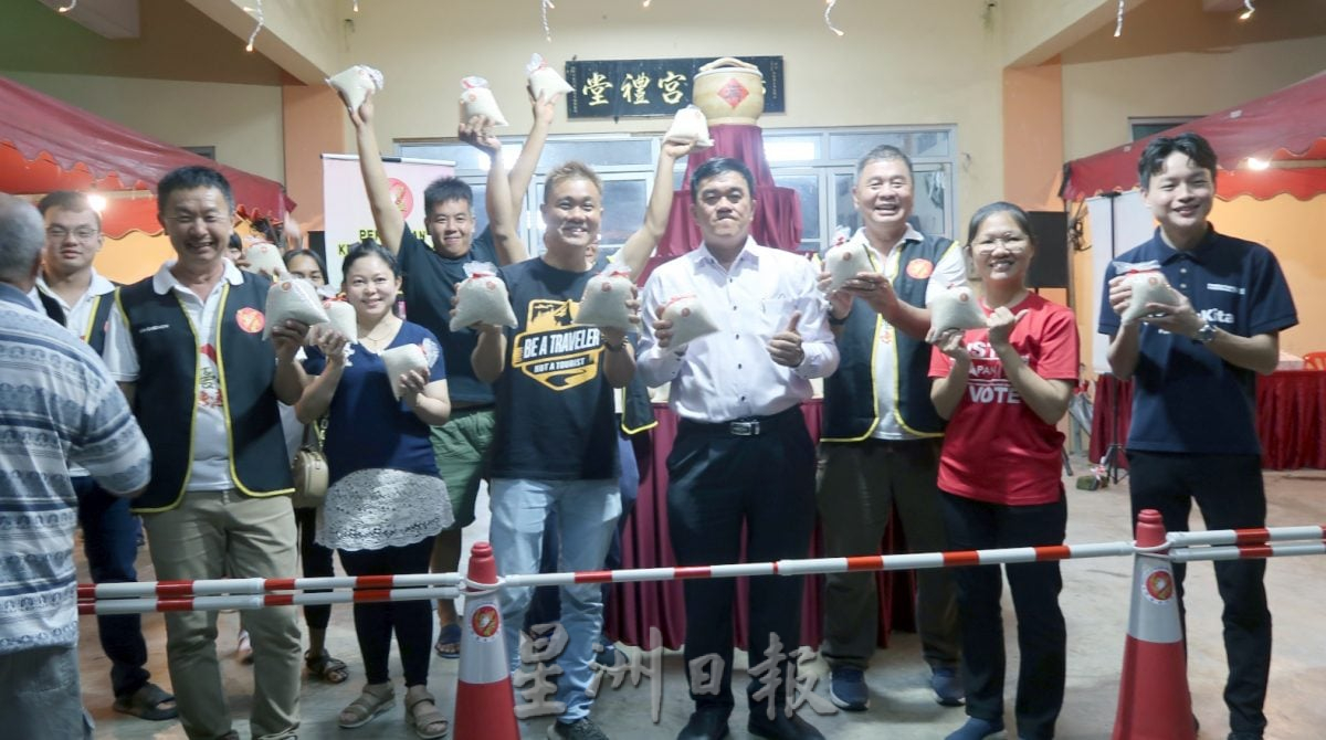 百家米堆小山装大桶   群众索取沾福气