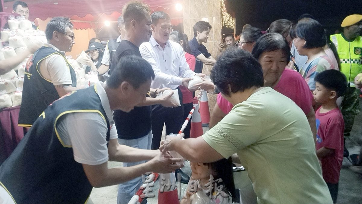 百家米堆小山装大桶   群众索取沾福气