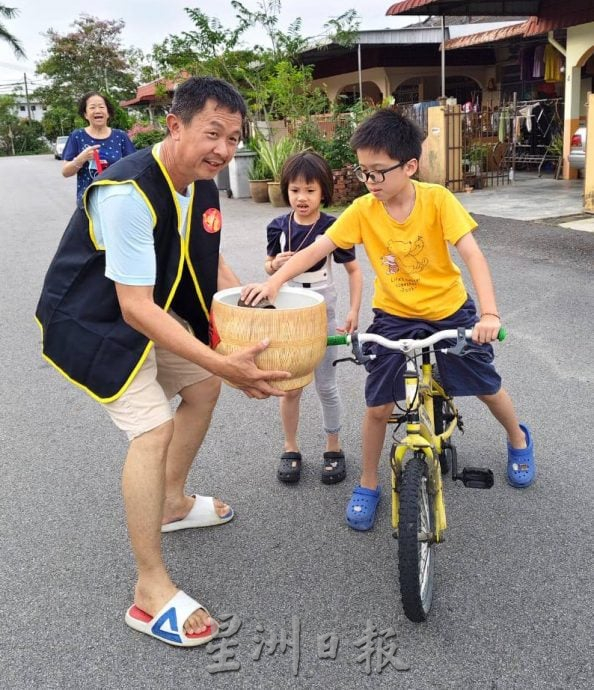 百家米堆小山装大桶   群众索取沾福气