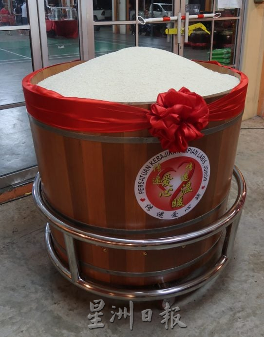 百家米堆小山装大桶   群众索取沾福气