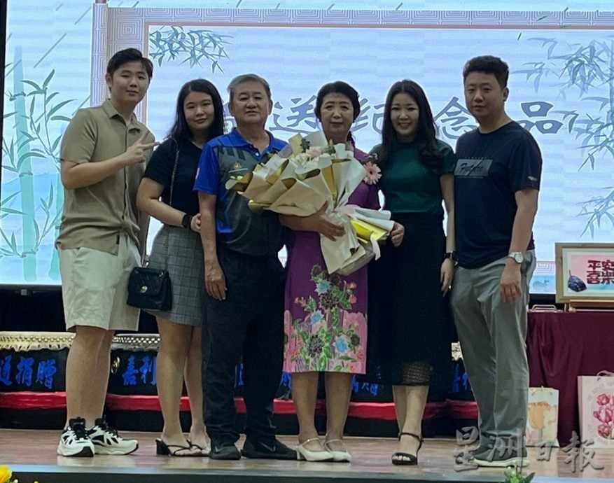 (古城第五版主文)晋巷华小举办郑沥芬老师荣休会