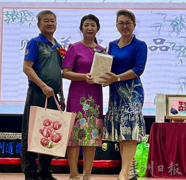 (古城第五版主文)晋巷华小举办郑沥芬老师荣休会