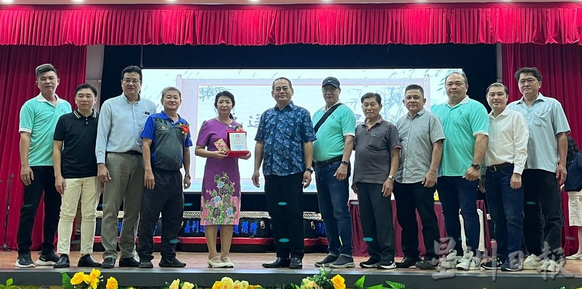 (古城第五版主文)晋巷华小举办郑沥芬老师荣休会