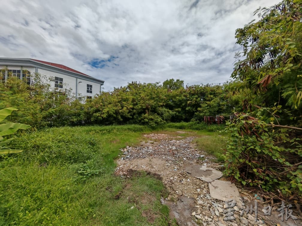 （古城版）空地为清理沦为垃圾场，商家见蟒蛇提心吊胆