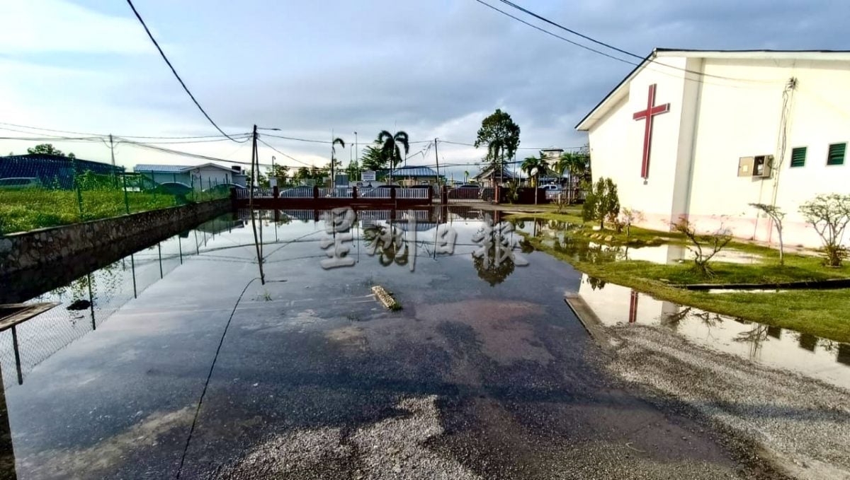 波德申海边教堂屡遭水患 大潮一来即变“水乡”危机四伏