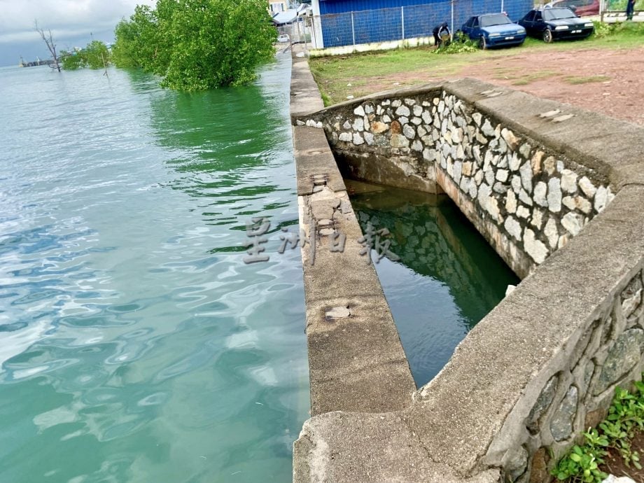 波德申海边教堂屡遭水患 大潮一来即变“水乡”危机四伏