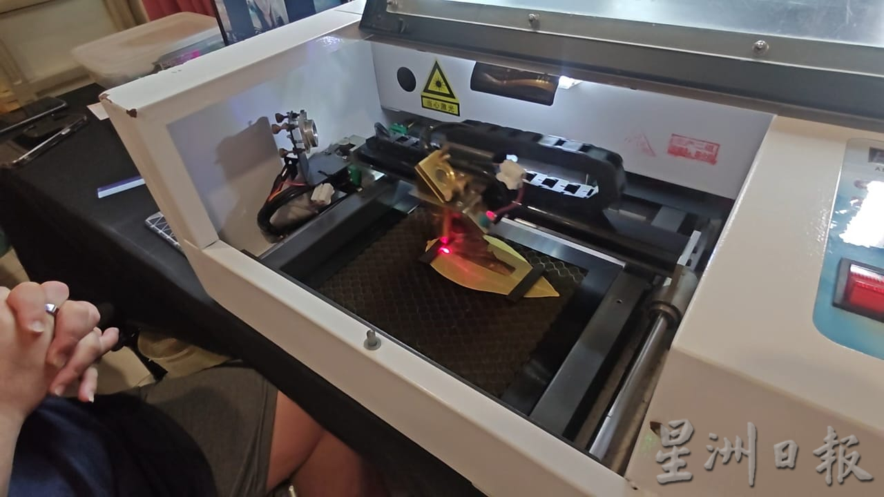 全国:暖势力(尽快刊出):陈颖纬的叶雕人生