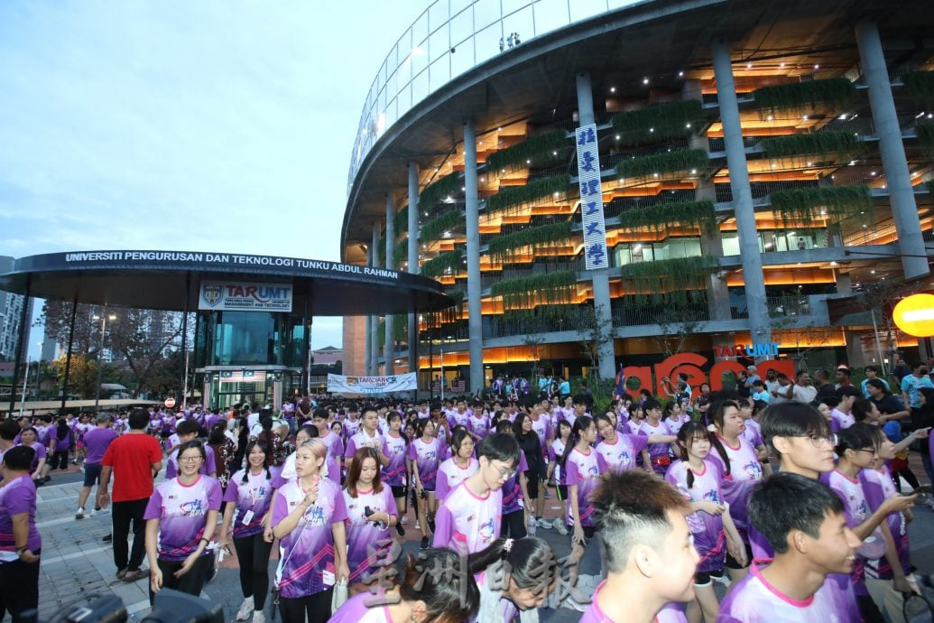 2025拉曼竞跑再创高峰 7千人完成7公里 场面壮观