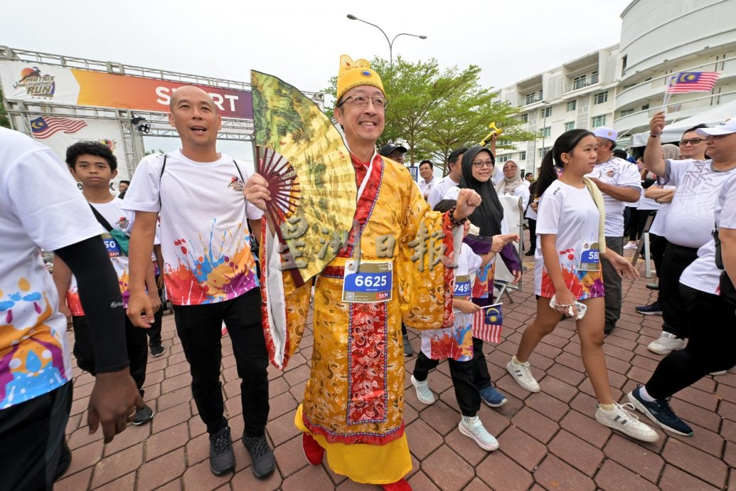 金群利马拉松奇装异服跑者现身 赛场化身欢乐嘉年华