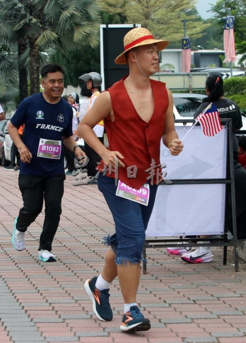 金群利马拉松奇装异服跑者现身 赛场化身欢乐嘉年华