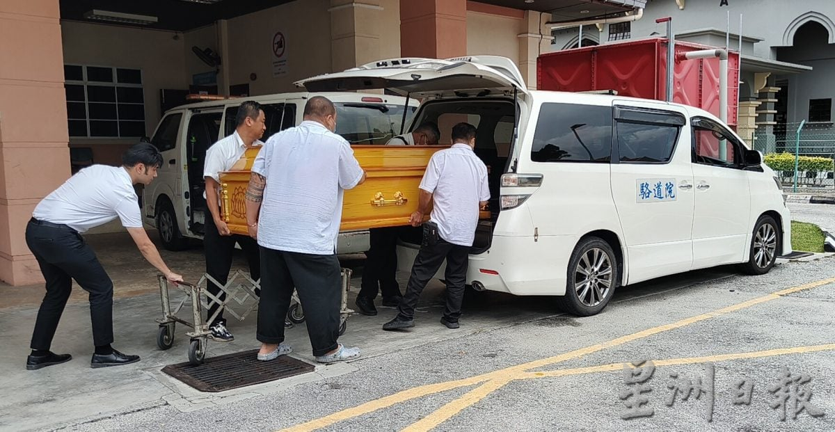 运尸遇截伤警案 家属领出女死者遗体