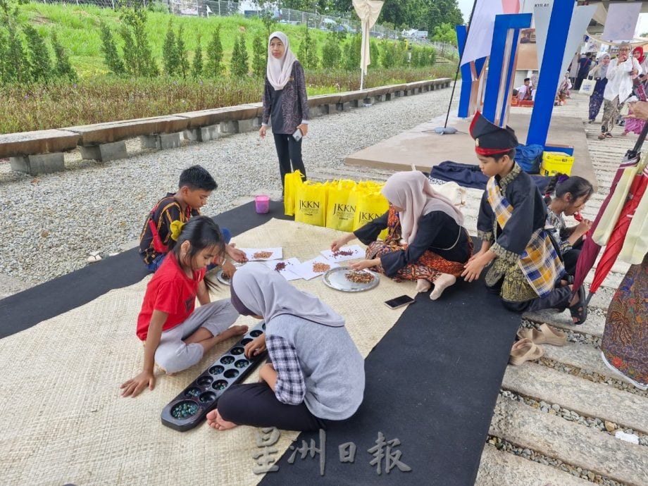 居銮王冠铁道公园首办“沙笼火车”活动，逾千民众穿传统服饰欢庆大马日