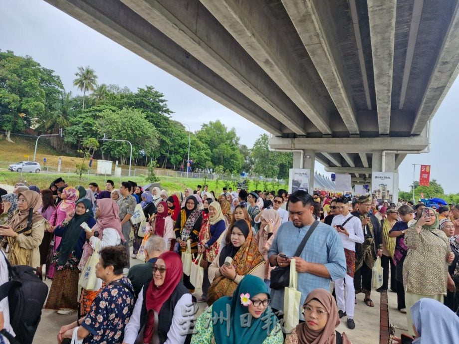居銮王冠铁道公园首办“沙笼火车”活动，逾千民众穿传统服饰欢庆大马日