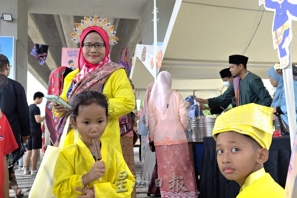 居銮王冠铁道公园首办“沙笼火车”活动，逾千民众穿传统服饰欢庆大马日