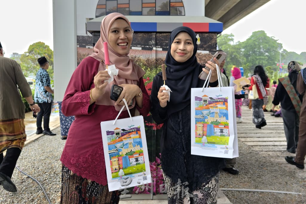 居銮王冠铁道公园首办“沙笼火车”活动，逾千民众穿传统服饰欢庆大马日