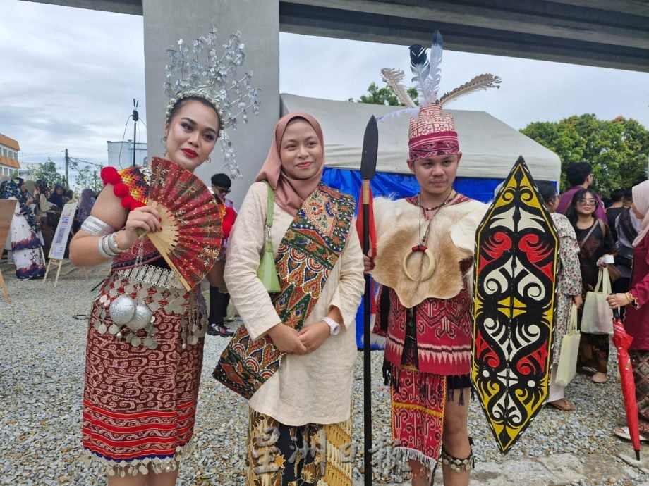 居銮王冠铁道公园首办“沙笼火车”活动，逾千民众穿传统服饰欢庆大马日