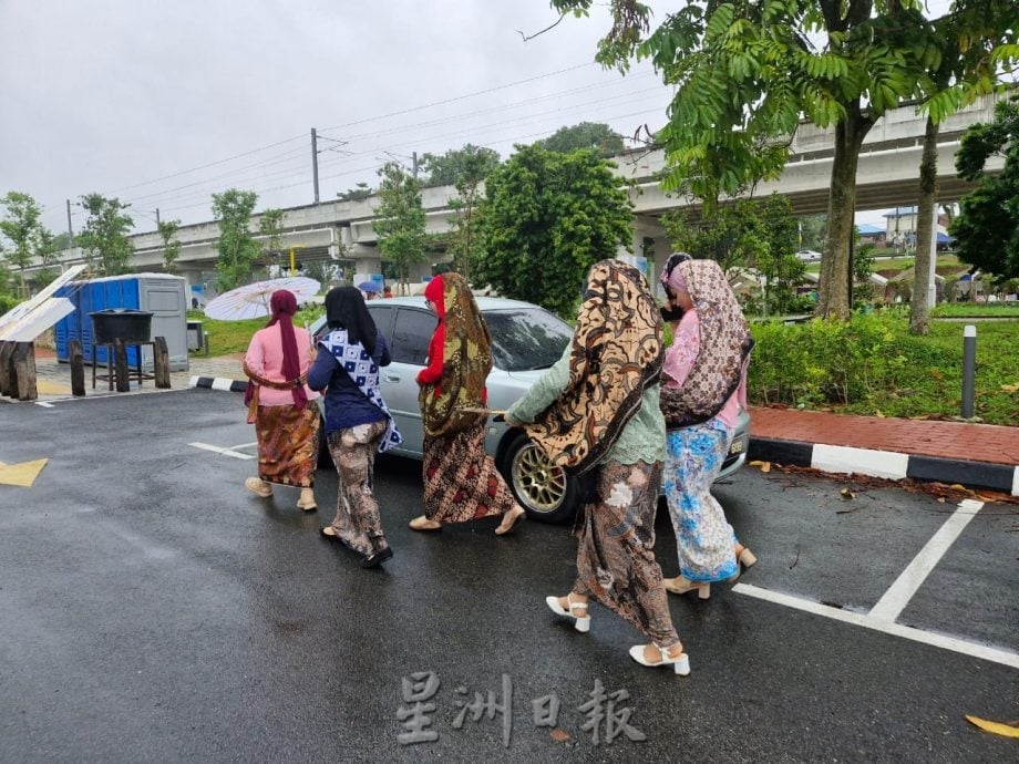 居銮王冠铁道公园首办“沙笼火车”活动，逾千民众穿传统服饰欢庆大马日