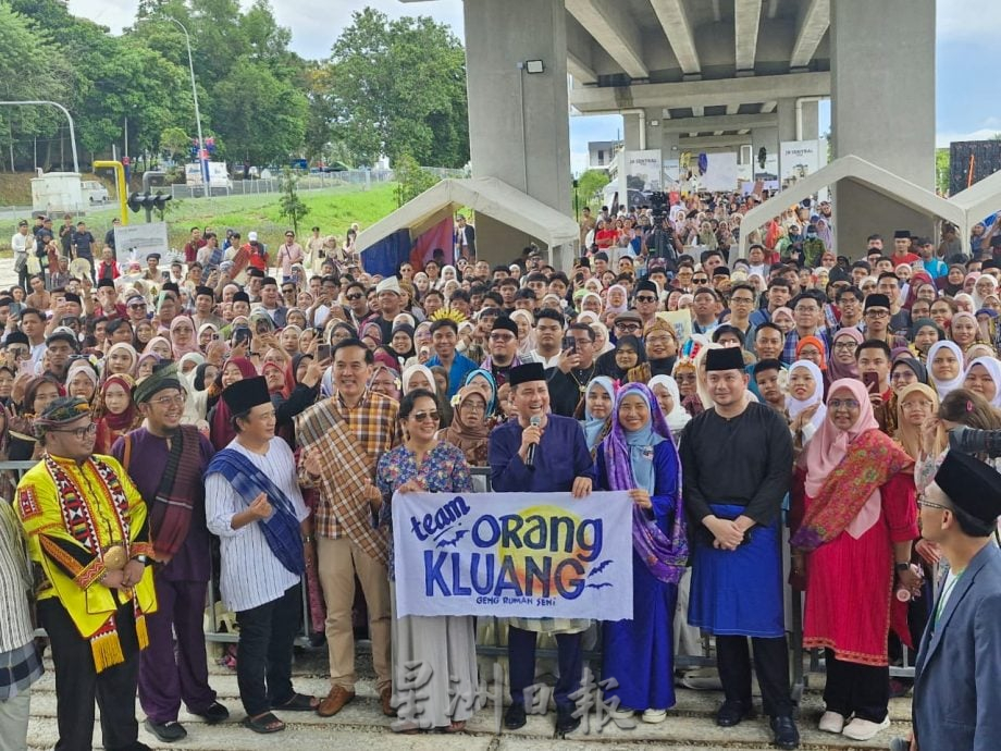 居銮王冠铁道公园首办“沙笼火车”活动，逾千民众穿传统服饰欢庆大马日