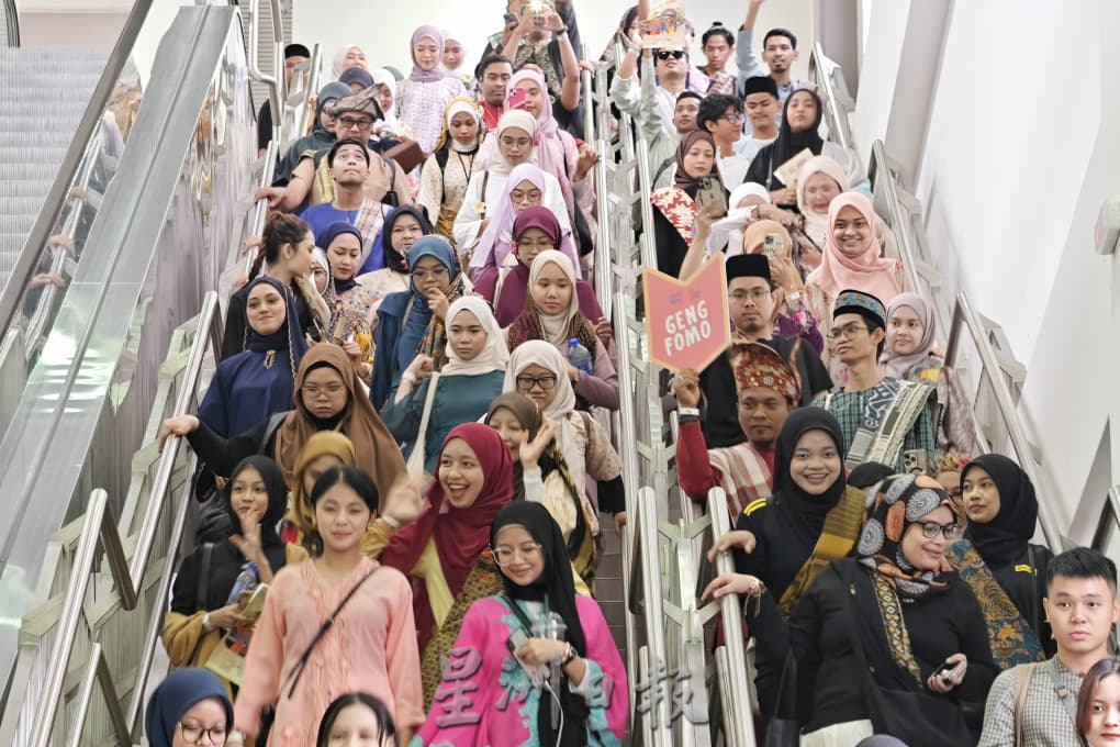 居銮王冠铁道公园首办“沙笼火车”活动，逾千民众穿传统服饰欢庆大马日