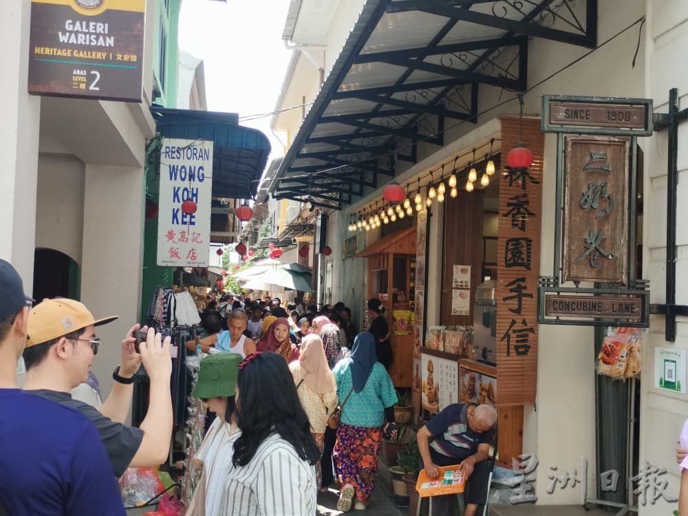 旧街场二奶巷热闹非凡 怡保连假人潮涌现