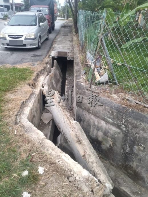 供星洲网：新那旺Marida花园排水沟结构异常 沟渠堵塞发臭滋蚊虫