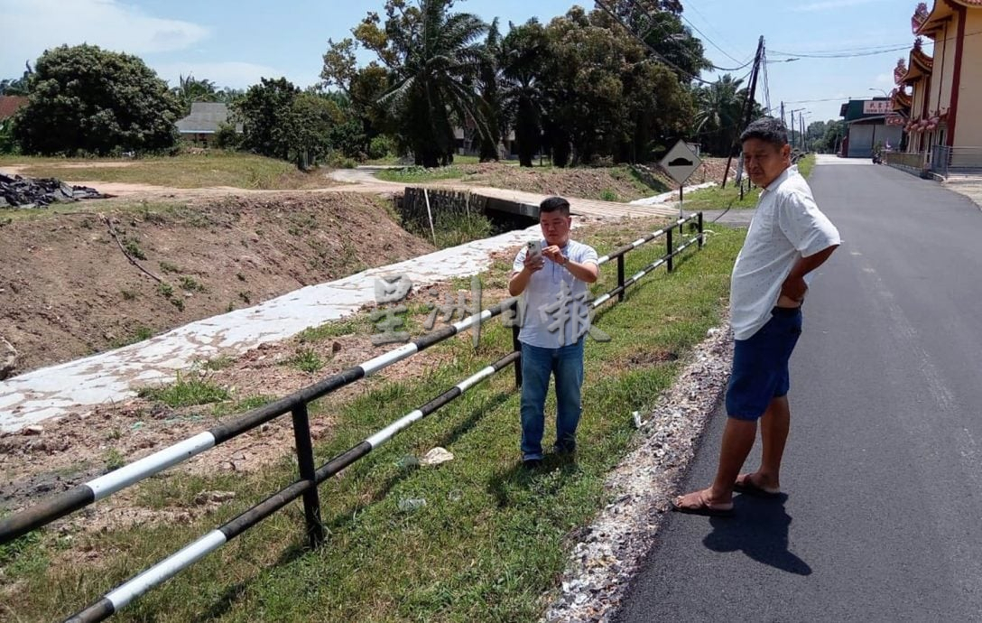 供星洲网:武吉不兰律:道路提升留半尺高低差 四驱车险“翻车”