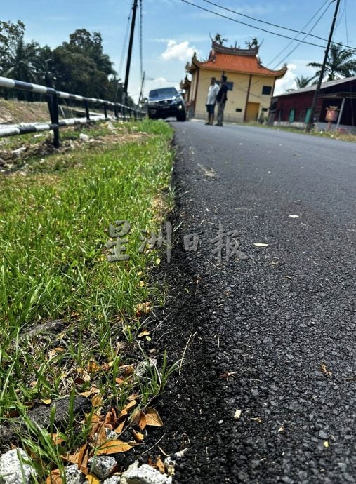 供星洲网:武吉不兰律:道路提升留半尺高低差 四驱车险“翻车”