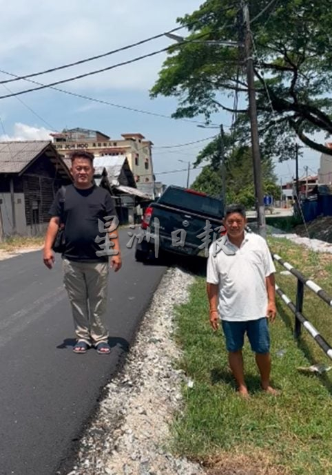 供星洲网:武吉不兰律:道路提升留半尺高低差 四驱车险“翻车”